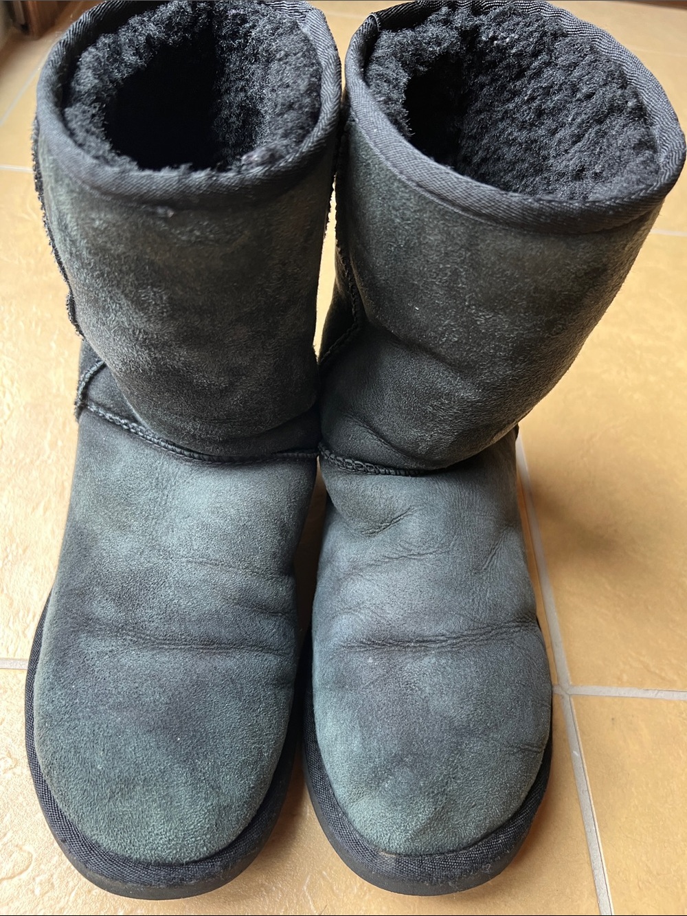 Ugg Women’s Classic Short Boot Black 9